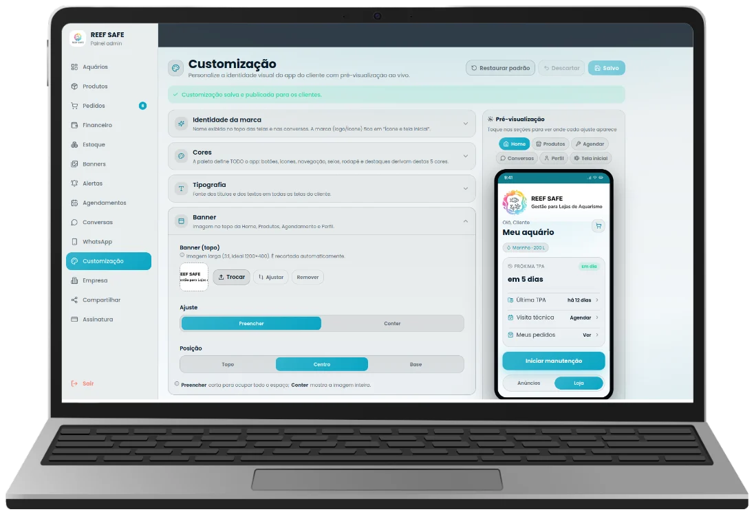 Painel administrativo aberto na tela de personalização, com a pré-visualização do app da loja ao lado